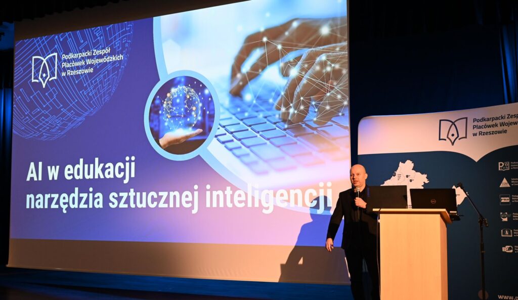 Andrzej Iskrzycki prowadzi prelekcję „AI w edukacji – narzędzia sztucznej inteligencji”